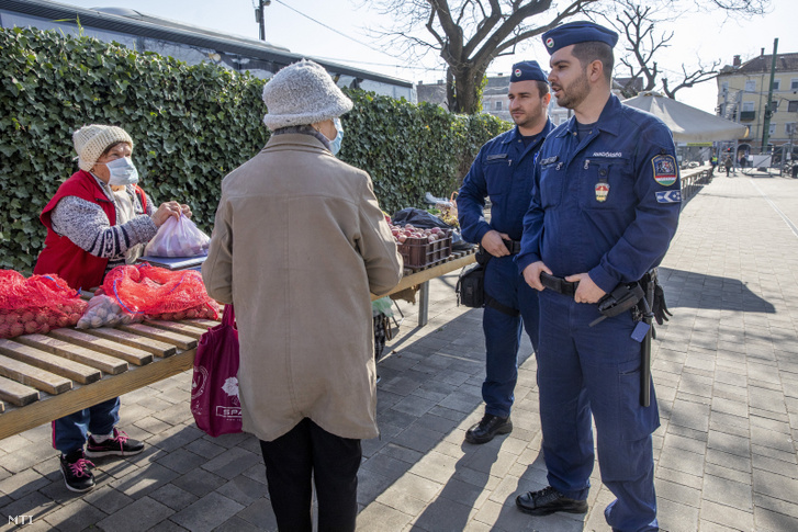 Nem új keletű az vásárlási sáv az idősek számára, idén áprilisban 9-12 óra között kizárólag 65 év felettiek vásárolhattak. A képen a rendőrök idős emberekkel beszélgetnek a szegedi Mars téri piacon 2020. április 6-án