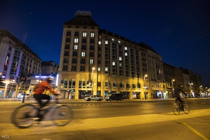 A Mercure Budapest Korona szálloda ablakai szív alakban világítanak a főváros V. kerületében 2020. március 20-án. A szálloda így fejezi ki szolidarítását a koronavírus-járvány terjedése miatt bezárt szállodák és a turizmus iparág dolgozóival.