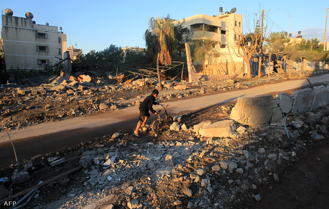 Palesztin fiú egy légitámadás helyszínén