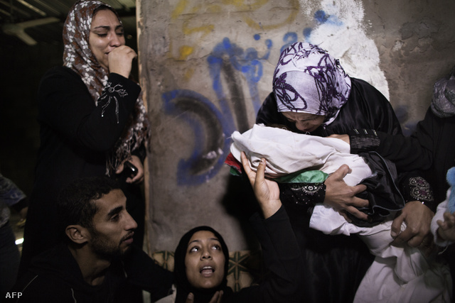 Családja siratja az izraeli bombázásban elhunyt tíz hónapos kislányt