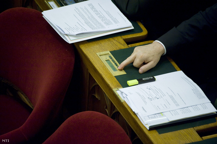 Egy képviselő megnyomja a gombot az Alaptörvény negyedik módosításának végszavazásán az Országgyűlés plenáris ülésén 2013. március 11-én