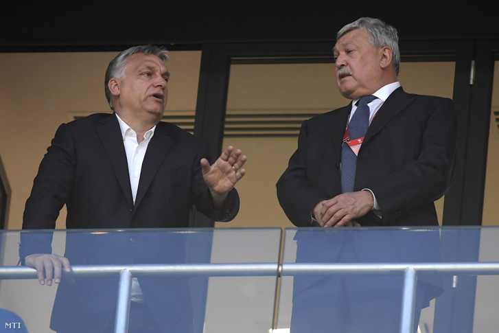 Orbán Viktor miniszterelnök (b) és Csányi Sándor, a Magyar Labdarúgó Szövetség (MLSZ) elnöke a Magyarország-Wales Európa-bajnoki selejtezőmérkőzésen a budapesti Groupama Arénában 2019. június 11-én