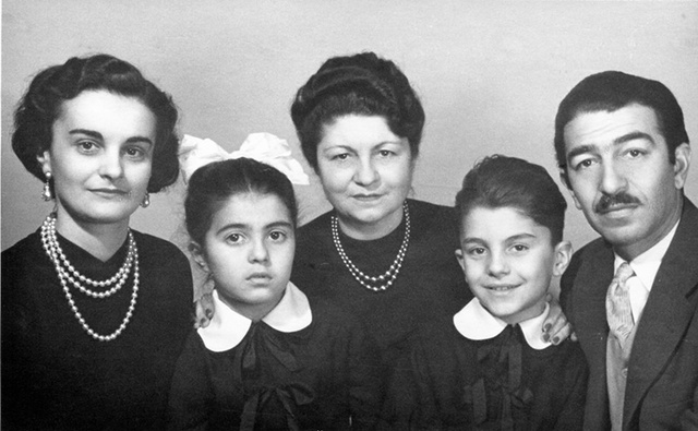 Ara Jeretzian a családjával (középen az édesanyja)