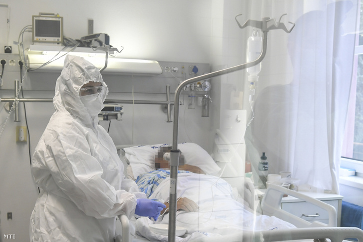 Egészségügyi dolgozó egy a Richter Gedeon Nyrt. gyógyszergyár által kifejlesztett, remdesivir hatóanyagot tartalmazó koronavírus elleni szerrel kezelt beteg mellett a Debreceni Egyetem Kenézy Gyula Egyetemi Kórház Infektológiai Intézetében Debrecenben 2020. október 15-én