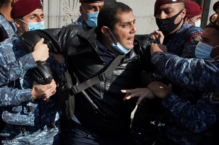 Tüntetőket tartóztatnak le a rendőrök Jerevánban.