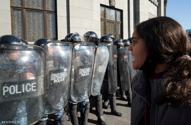 Tüntető kiabál a rendőröknek Jerevánban 2020. november 11-én