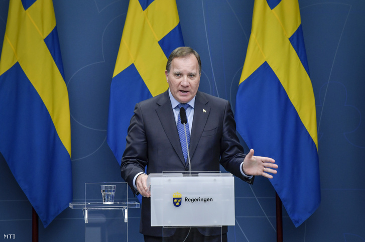 Stefan Löfven svéd miniszterelnök sajtótájékoztatót tart a koronavírus-járvánnyal kapcsolatos intézkedésekről Stockholmban 2020. november 3-án. A svéd kormányfő november 5-én bejelentette hogy önkéntesen karanténba vonul, mert környezetének egyik tagja találkozott egy koronavírus-fertőzött személlyel.