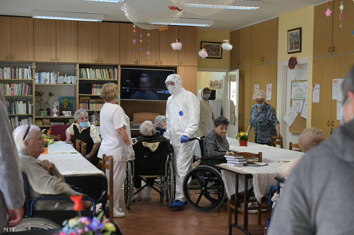 A népegészségügy ellenőrzést végzett egy mátészalkai idősek bentlakásos otthonában 2020. május 14-én a koronavírus-járvány első hulláma alatt