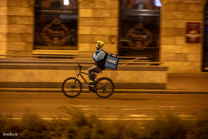 Biciklis futár a Keleti pályaudvarnál 2020. november 11-én