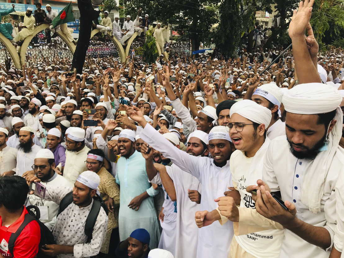 A Mohamed prófétát ábrázoló karikatúrák miatt Franciaország és Emmanuel Macron francia elnök ellen tüntető bangladesi muzulmánok jelszavakat skandálnak Dakkában 2020. november 2-án.
