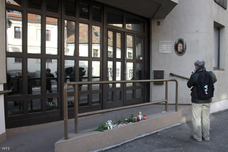 Gyertyagyújtással és virágcsokrokkal emlékeztek meg civilek a veszprémi nyugdíjbiztosítási igazgatóság épülete elött arról a zirci férfiról, aki december 14-én szíven szúrta magát az intézmény ügyfélszolgálatán