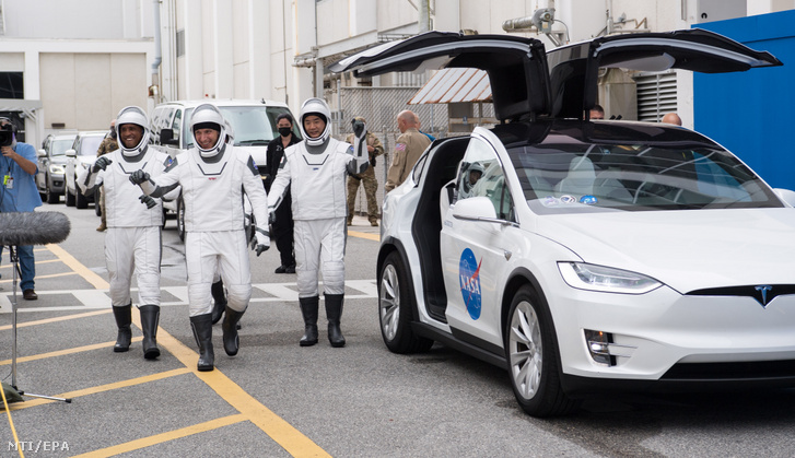 A NASA által közreadott képen a Crew–1-küldetés tagjai balról jobbra: az amerikai Mike Hopkins, Victor Glover, Shannon Walker (takarásban) és a japán Nogucsi Szoicsi a Cape Canaveral-i Kennedy Űrközpontban 2020. november 12-én.