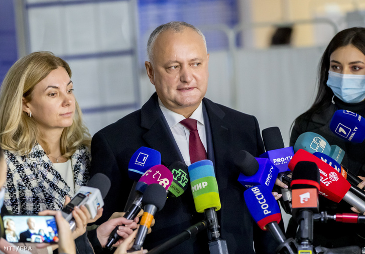 Igor Dodon oroszbarát elnök és jelölt a felesége, Galina társaságában nyilatkozik, miután szavazott a moldovai elnökválasztás második fordulójában Chisinauban 2020. november 15-én