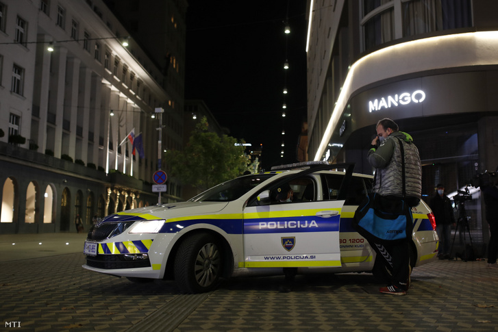 Járókelőt igazoltatnak rendőrök a szlovén főváros, Ljubljana belvárosában
