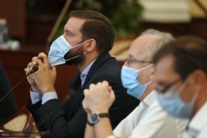 Déri Tibor, Újpest polgármestere (Momentum, b) a Fővárosi Közgyűlés rendkívüli, a koronavírus-járvány elleni védekezés erősítéséért összehívott ülésén a Városházán 2020. szeptember 14-én