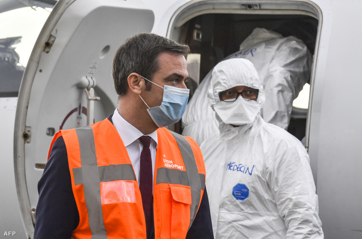 Olivier Veran (balra), amikor leszáll egy egészségügyi repülőről Lyonban 2020. november 16-án