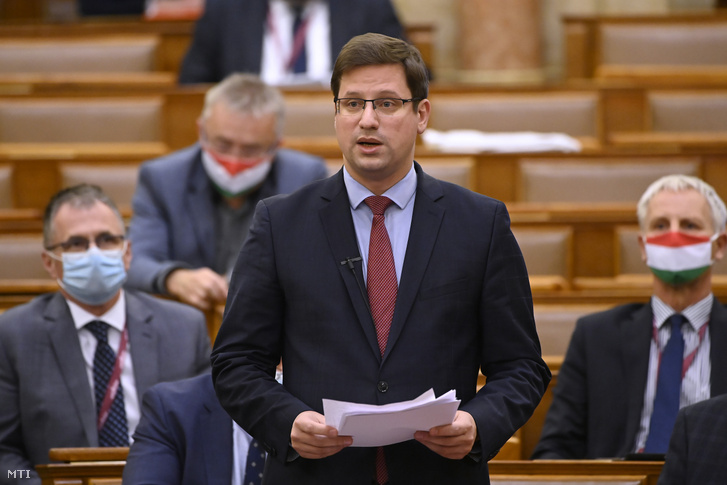 Gulyás Gergely, a Miniszterelnökséget vezető miniszter napirend előtt szólal fel az Országgyűlés plenáris ülésén 2020. november 16-án