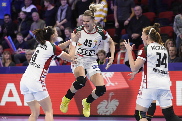 Háfra Noémi, a győztes gól szerzője (k) és csapattársai, Schatzl Nadine (b) és Mészáros Rea (j) a franciaországi női kézilabda Európa-bajnokság középdöntőjének második fordulójában játszott Magyarország - Németország mérkőzésen Nancyban 2018. december 9-én.