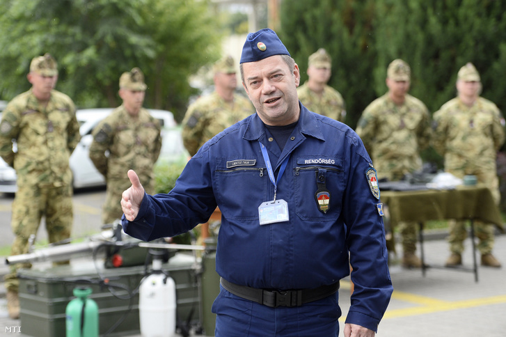 Lakatos Tibor ezredes, a koronavírus-járvány elleni védekezésért felelős operatív törzs ügyeleti központjának vezetője beszél, miután eligazítást tartott a járványügyi bevetési egységnek a Rendőrségi Igazgatási Központban, a XIII. kerületi Teve utcában 2020. június 15-én