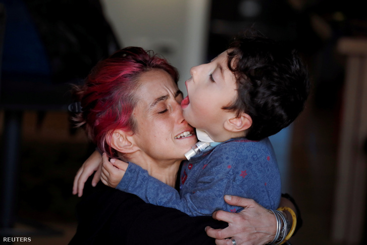 A 7 éves Sirio Persichetti és édesanyja Valentina Perniciaro miután hazatértek az iskolából 2020. október 22-én Rómában