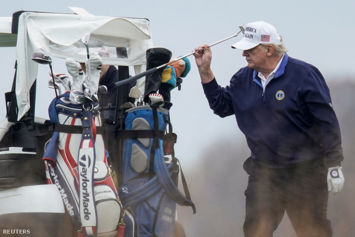 Donald Trump golfozás közben Virginiában 2020. november 15-én