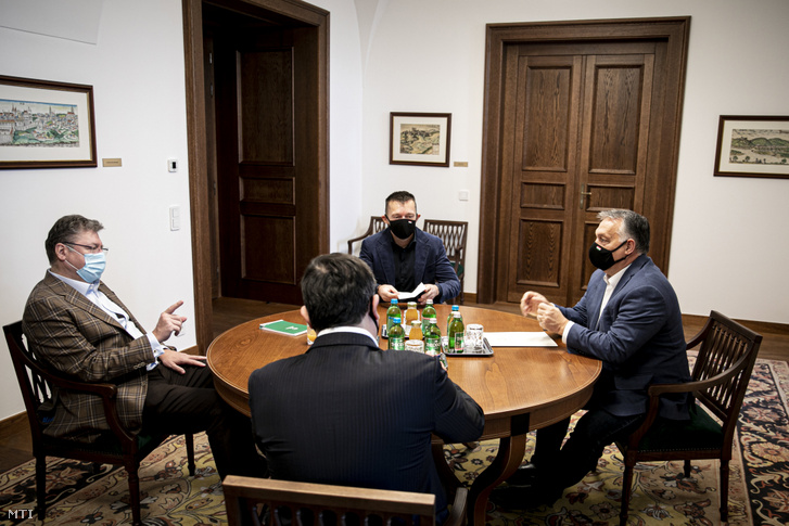 Orbán Viktor miniszterelnök (jobbra) Parragh Lászlóval, a Magyar Kereskedelmi és Iparkamara elnökével (balra) tanácskozott a Karmelita kolostorban 2020. november 8-án