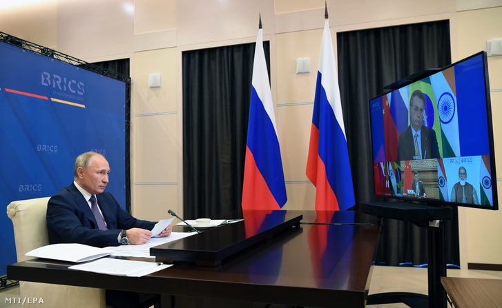 Vlagyimir Putyin orosz elnök videókonferencián keresztül vesz részt a Brazíliát, Oroszországot, Indiát, Kínát és Dél-Afrikát tömörítő BRICS-csoport csúcstalálkozóján