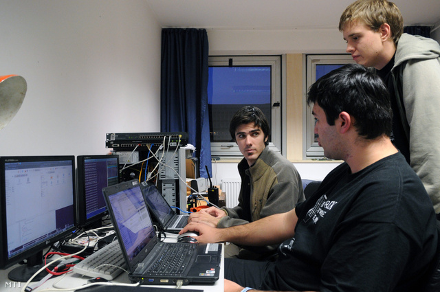 Hallgatók a BME egyik elektronikai műhelyében