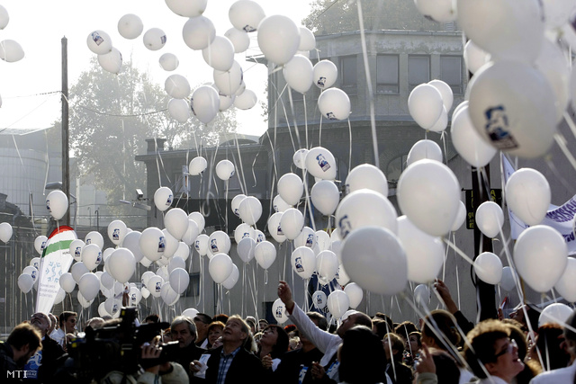 Fehér lufikat engednek a magasba a résztvevők a Magyar Orvosok Szövetségének tiltakozó akcióján a Semmelweis Egyetem Neurológiai Klinikája előtt