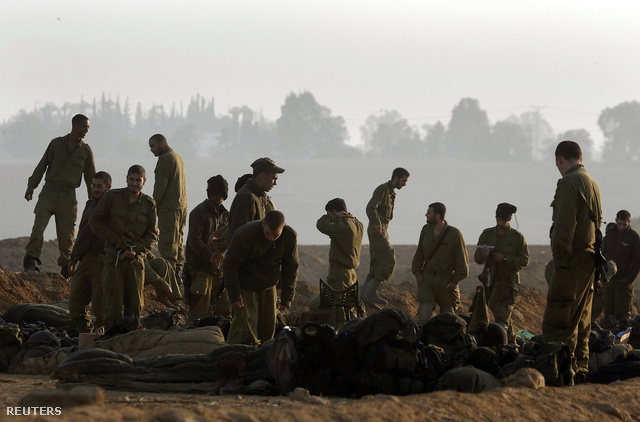 Izraeli katonák Gáza határán