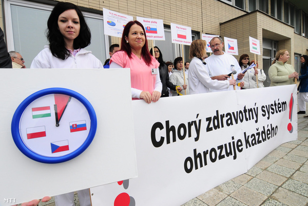 Orvosok és egészségügyi dolgozók tüntetnek az eperjesi kórház előtt