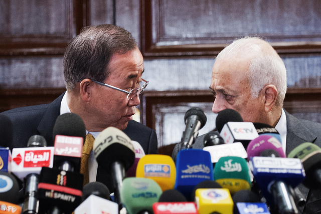 Ban Kimun ENSZ főtitkár és Nabil al-Arabi az Arab Liga vezetője sajtótájékoztatón Kairóban