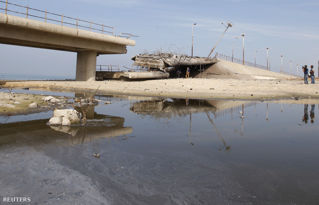 Lebombázott híd gázában