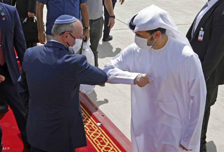 Meir Ben-Shabbat izraeli nemzetbiztonsági tanácsadó könyököl össze egy emirátusi tisztviselővel, mielőtt elhagyná Abu-Dzabi Egyesült Arab Emírségeket 2020. szeptember 1-én
