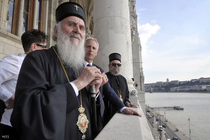 Irinej pátriárka, a Szerb Ortodox Egyház vezetője (b) az Országházban tett látogatásán 2019. május 26-án. Mellette Soltész Miklós, a Miniszterelnökség egyházi és nemzetiségi kapcsolatokért felelős államtitkára.