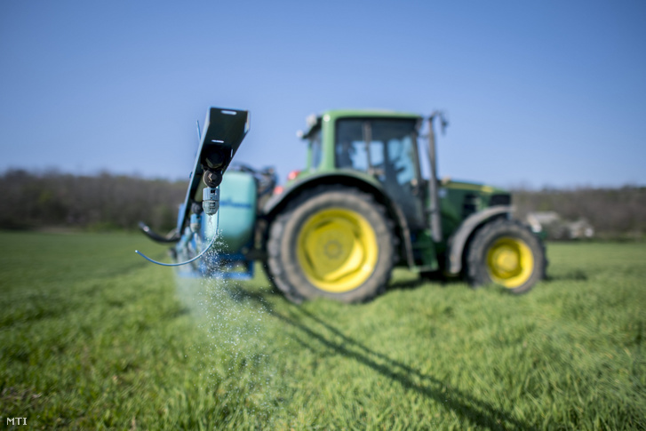 Növényvédő szert permeteznek traktorról egy Somberek közelében fekvő árpaföldön