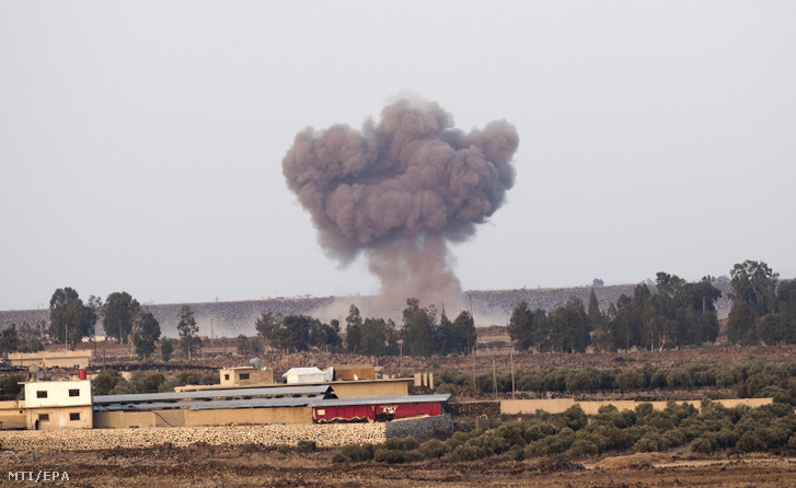 Képünk illusztráció! Légicsapás füstje száll fel a délnyugat-szíriai el-Kuneitra tartománybeli Szaida al-Golan településnél az Izrael által az 1967-es háborúban megszállt szomszédos Golán-fennsíkról fényképezve 2018. július 24-én