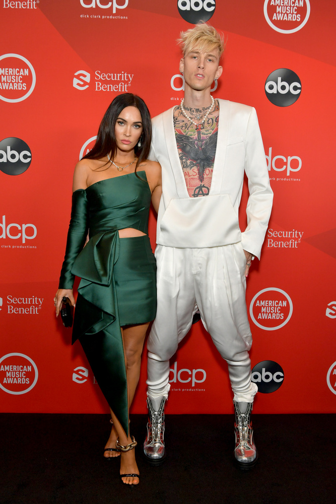 Szintet lépett Megan Fox és Gun Kelly kapcsolata, akikről már eddig is köztudott volt, hogy egy párt alkotnak, most viszont az American Music Awards vörös szőnyegére is együtt, egy párként érkeztek
