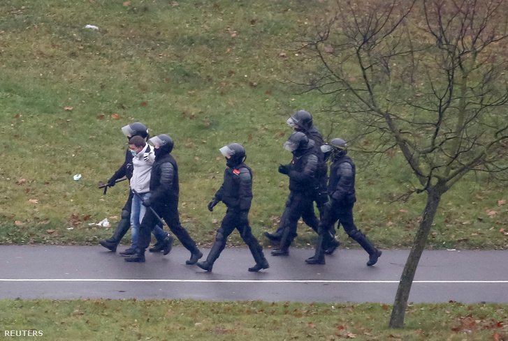 Ellenzéki tüntetőt vezetnek el a rendőrök Minszkben 2020. november 22-én