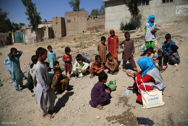 A koronavírus-járvány elleni védekezésről beszél gyerekeknek egy egészségügyi dolgozó az ENSZ Gyermekalapja (UNICEF) betegségmegelőző kampánya keretében az afganisztáni Dzsalálábádban 2020. július 2-án.