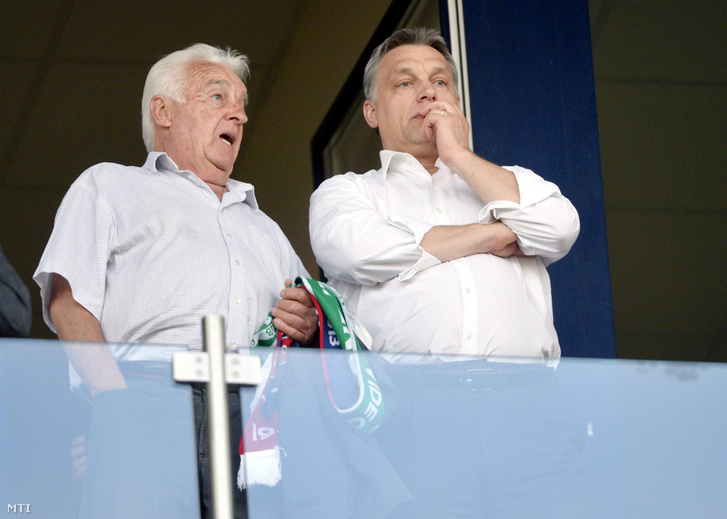 Orbán Viktor miniszterelnök (j) és édesapja, Orbán Győző a VIP-páholyban a labdarúgó Ligakupa döntőjeként vívott Ferencváros–Videoton FC találkozón a székesfehérvári Sóstói Stadionban 2013. április 24-én