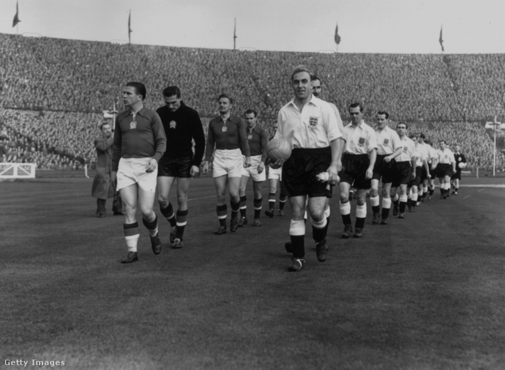 A magyar és az angol válogatott vonul be a Wembley Stadionba Londonban 1953. november 25-én
