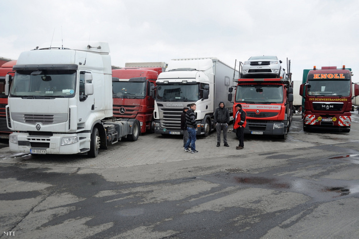 Várakozó Nyugat-Európába tartó román kamionosok az M5-ös autópálya inárcsi pihenőjénél