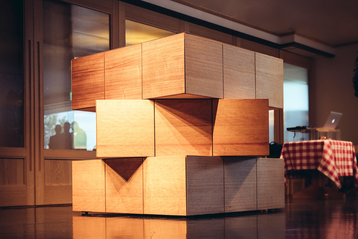 Kuma Kengo forgatható Rubik-kocka bútora, a Box To Rubik