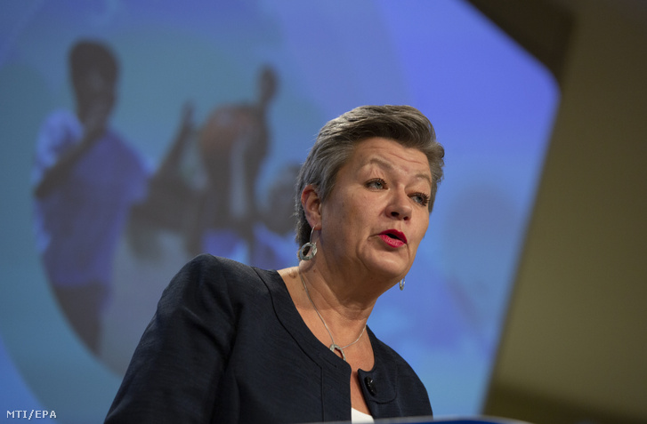 Ylva Johansson az Európai Bizottság belügyekért felelős tagja sajtótájékoztatót tart Brüsszelben 2020. november 24-én miután az Európai Bizottság bemutatta a bevándorlók társadalmi beilleszkedésének segítéséről és a befogadásáról szóló cselekvési tervét.