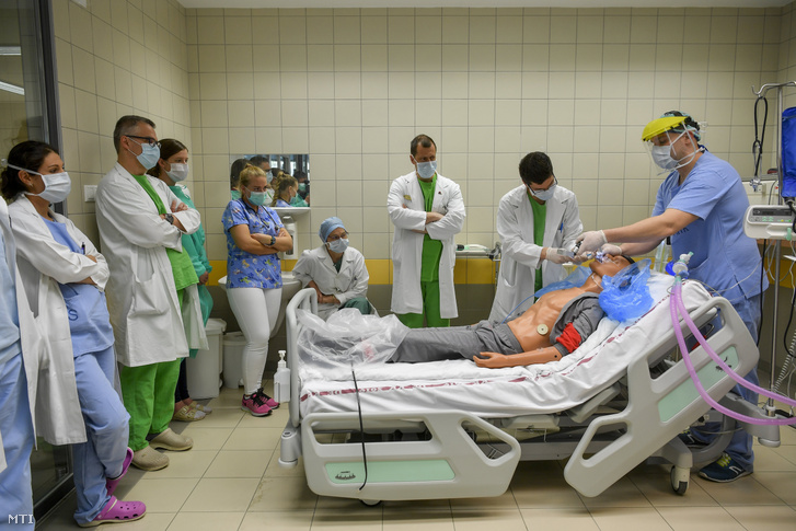 Speciális szimulációs szobában gyakorolják a koronavírus-fertőzött betegek ellátását a Debreceni Egyetem Klinikai Központ Aneszteziológiai és Intenzív Terápiás Klinikáján 2020. április 6-án