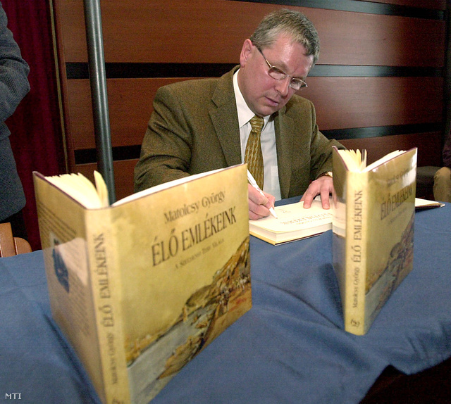 Matolcsy György dedikálja könyvét 2003-ban