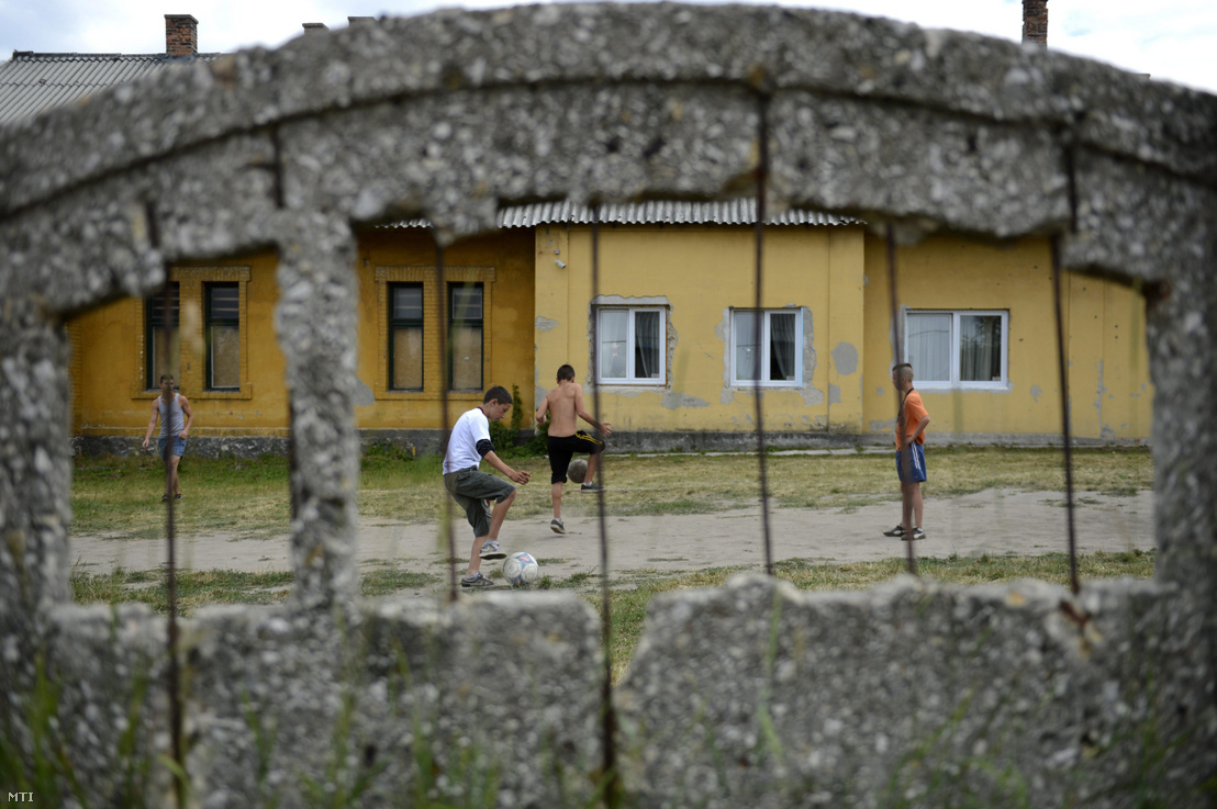 Gyerekek labdáznak a Magyar Máltai Szeretetszolgálat (MMSZ) felújított közösségi épülete előtt Tatabánya mésztelepi városrészében 2014. június 20-án