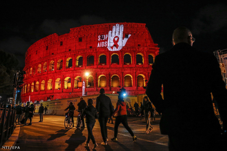 Az AIDS elleni világnap alkalmából vörös fénnyel világították meg a római Colosseum épületét 2019. december 1-jén