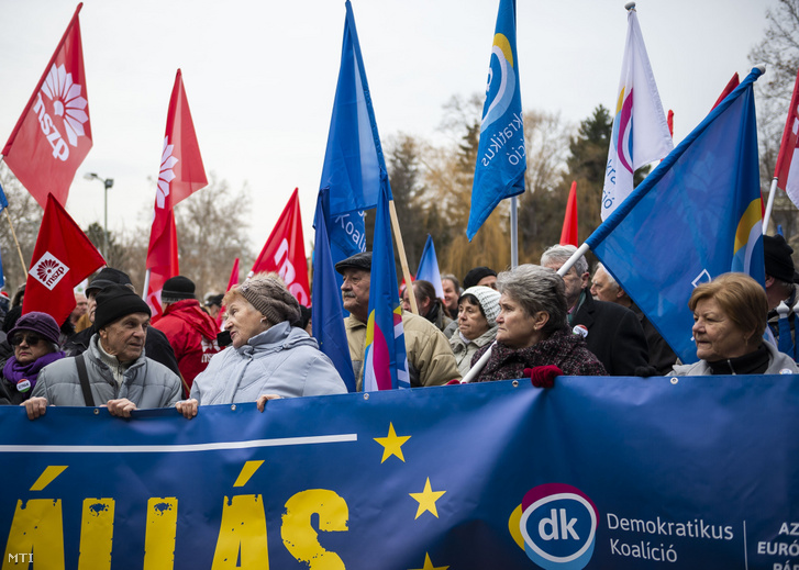 Tüntetők a munka törvénykönyvének az önkéntes túlmunkaidő bővítéséről szóló módosítása elleni demonstráción Tatabányán a Fõ téren 2019. január 19-én.